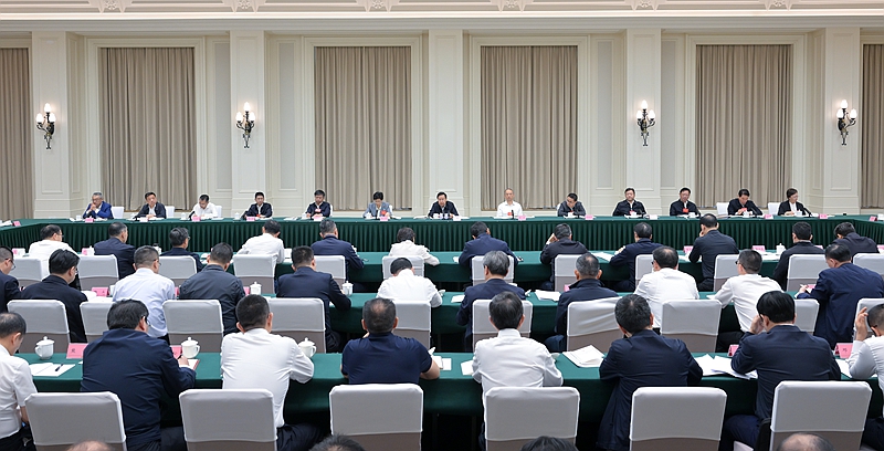 王曉暉在省級領(lǐng)導(dǎo)干部黨紀(jì)學(xué)習(xí)教育讀書班上強(qiáng)調(diào)
堅持從學(xué)紀(jì)入手抓好黨紀(jì)學(xué)習(xí)教育
切實做到學(xué)紀(jì)知紀(jì)明紀(jì)守紀(jì)
黃強(qiáng)施小琳參加「相關(guān)圖片」