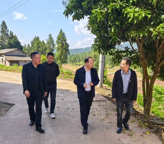 市供銷(xiāo)社黨組書(shū)記、理事會(huì)主任廖爵祿赴平昌縣土埡鎮(zhèn)大嶺村開(kāi)展幫扶工作